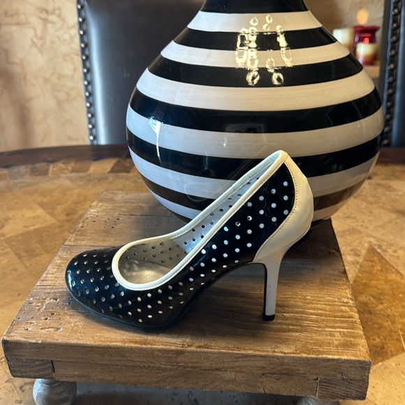 Beautiful Black and white Jessica Simpson heels size 7.5 - Picture 4 of 7